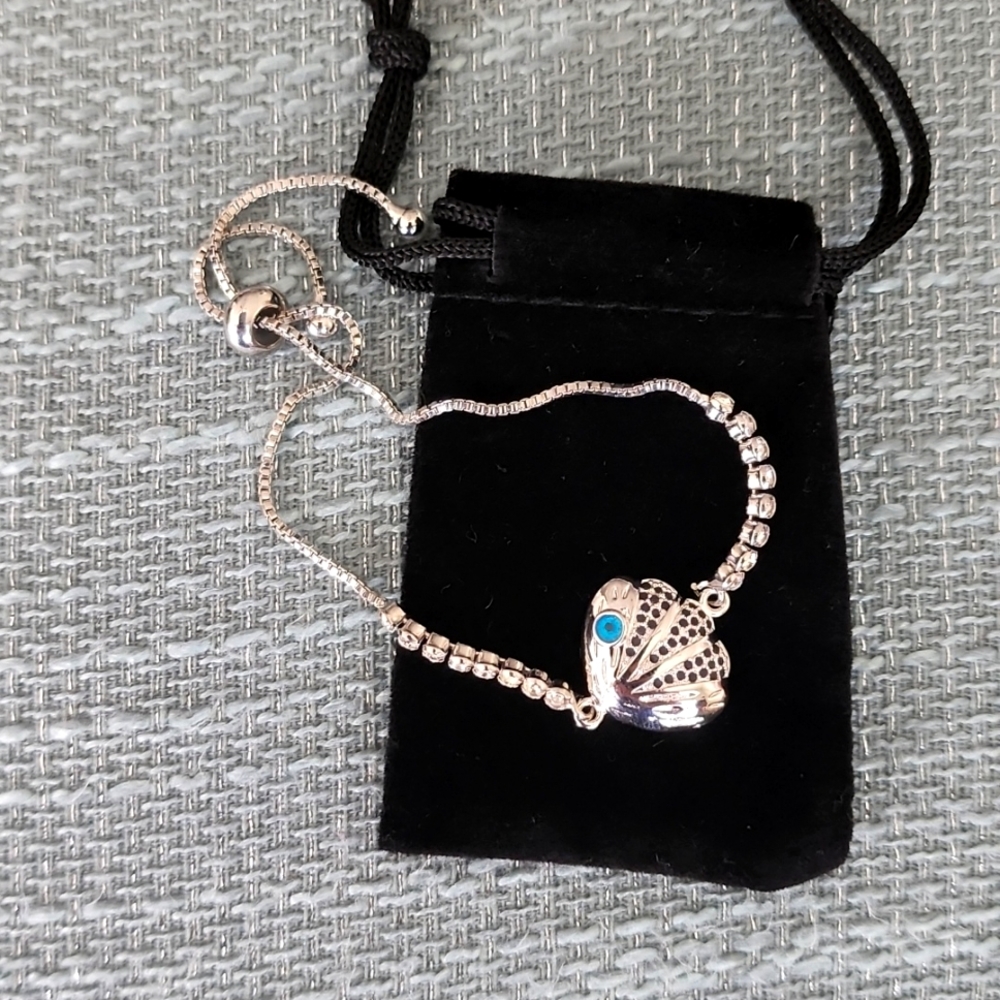 Nwot Adjustable Evil Eye fashion bracelet with rhinstone in silver
